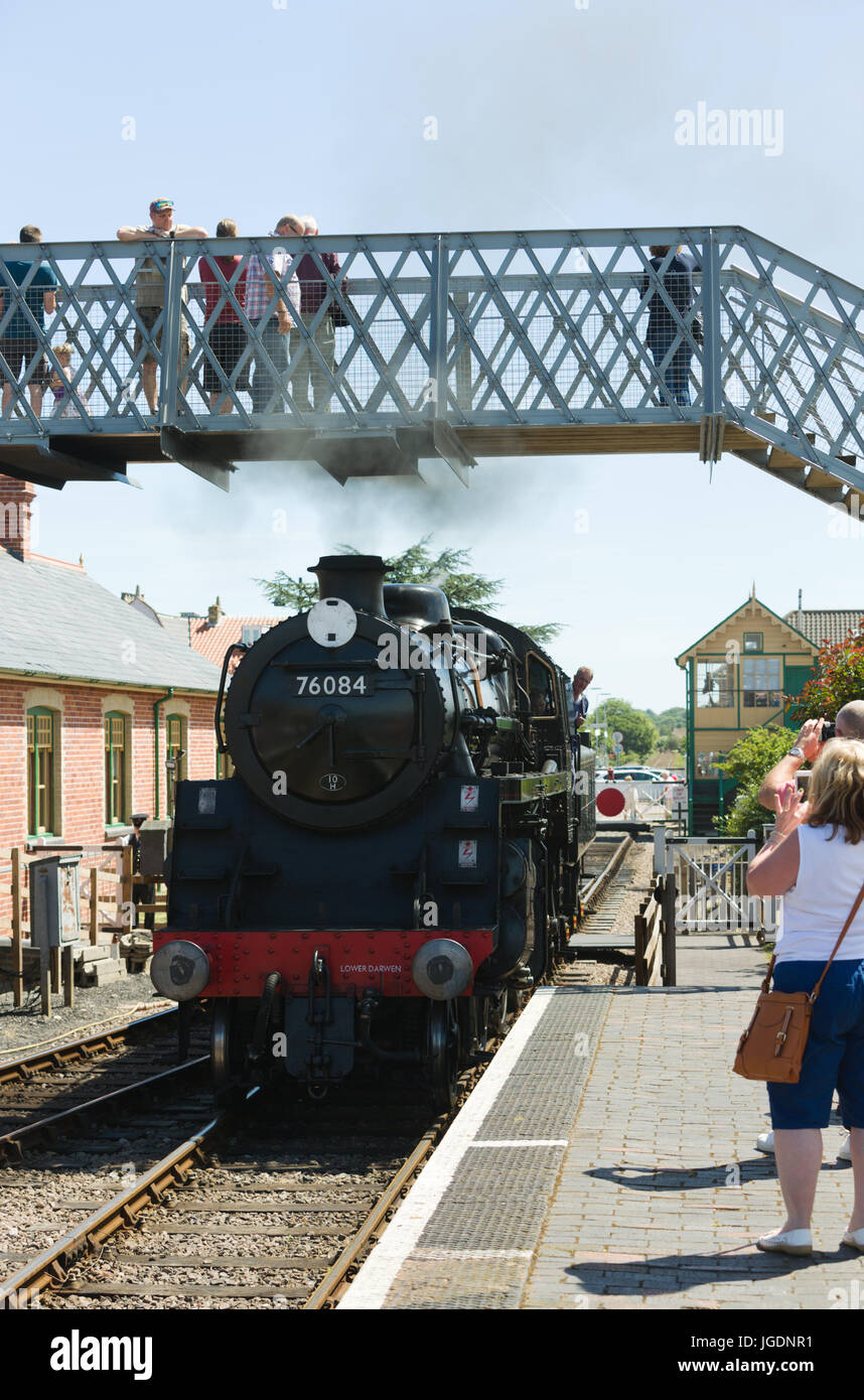 Train à vapeur sous la passerelle à la gare de North Norfolk, Sheringham. non aiguisé Banque D'Images