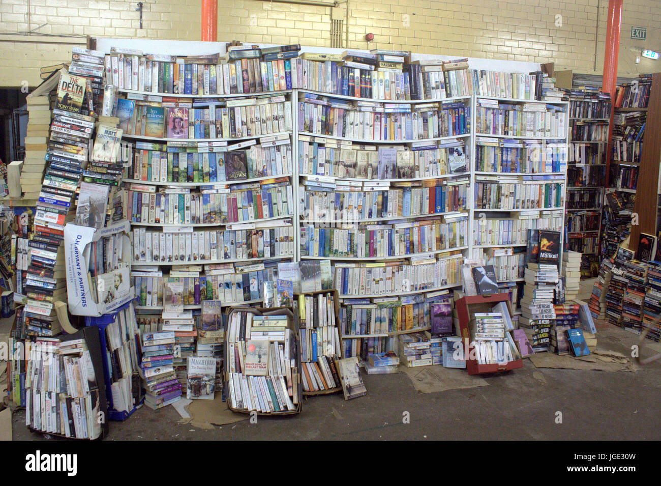 Des étagères surchargées dans book shop market stall briser sous le poids de la souche sous torsadée de flexion Banque D'Images