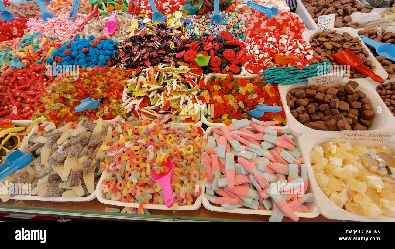 Sélection de couleurs de bonbons ou de blocage du marché coloré bonbons choix d'enfants suivent et mélanger affaires sucreries pik n mix glasgow Marché de Noël Banque D'Images