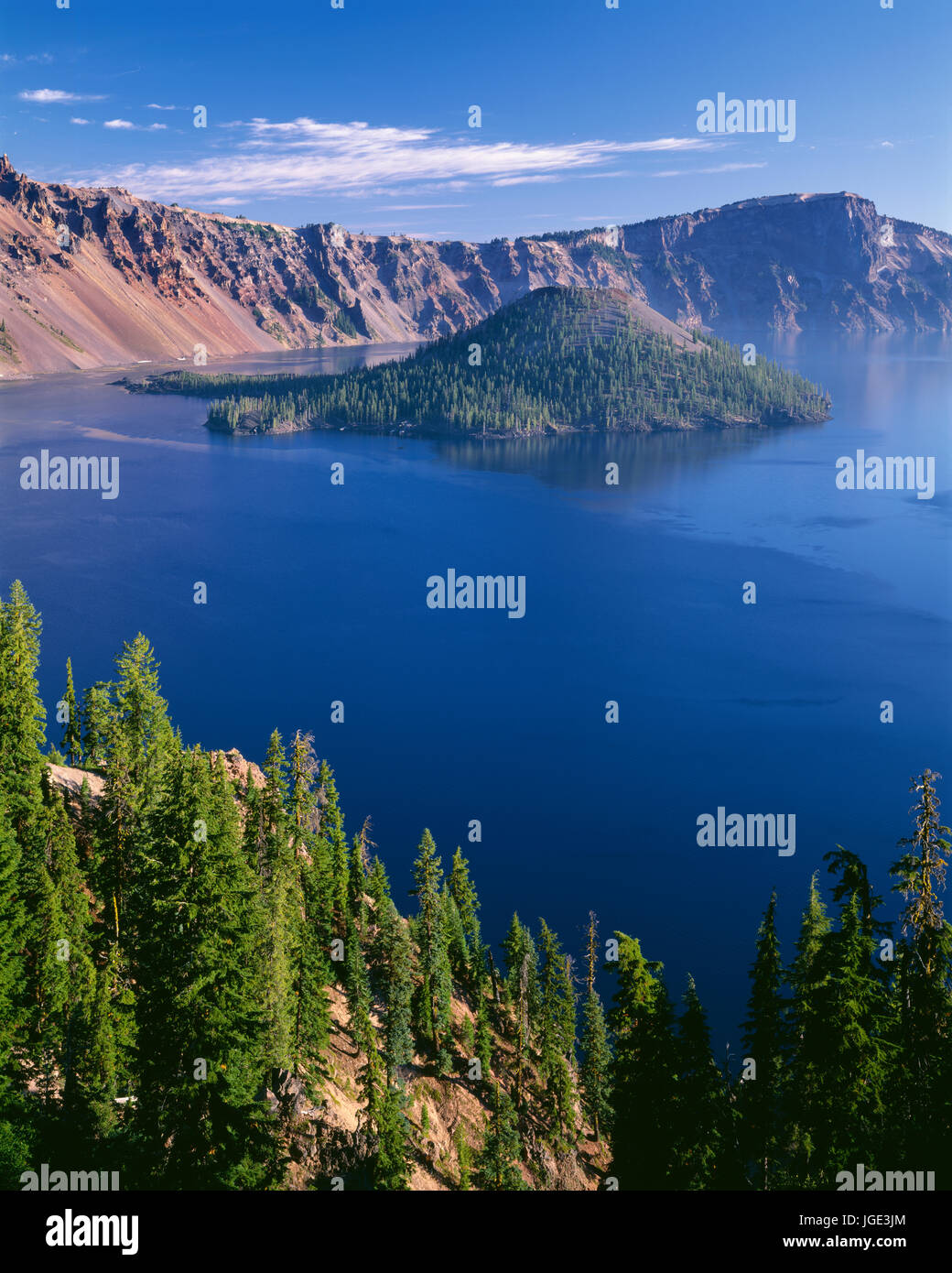 USA, Ohio, Crater Lake National Park, le lac du cratère et de l'île de l'Assistant à distance avec Llao Rock (à droite). Banque D'Images