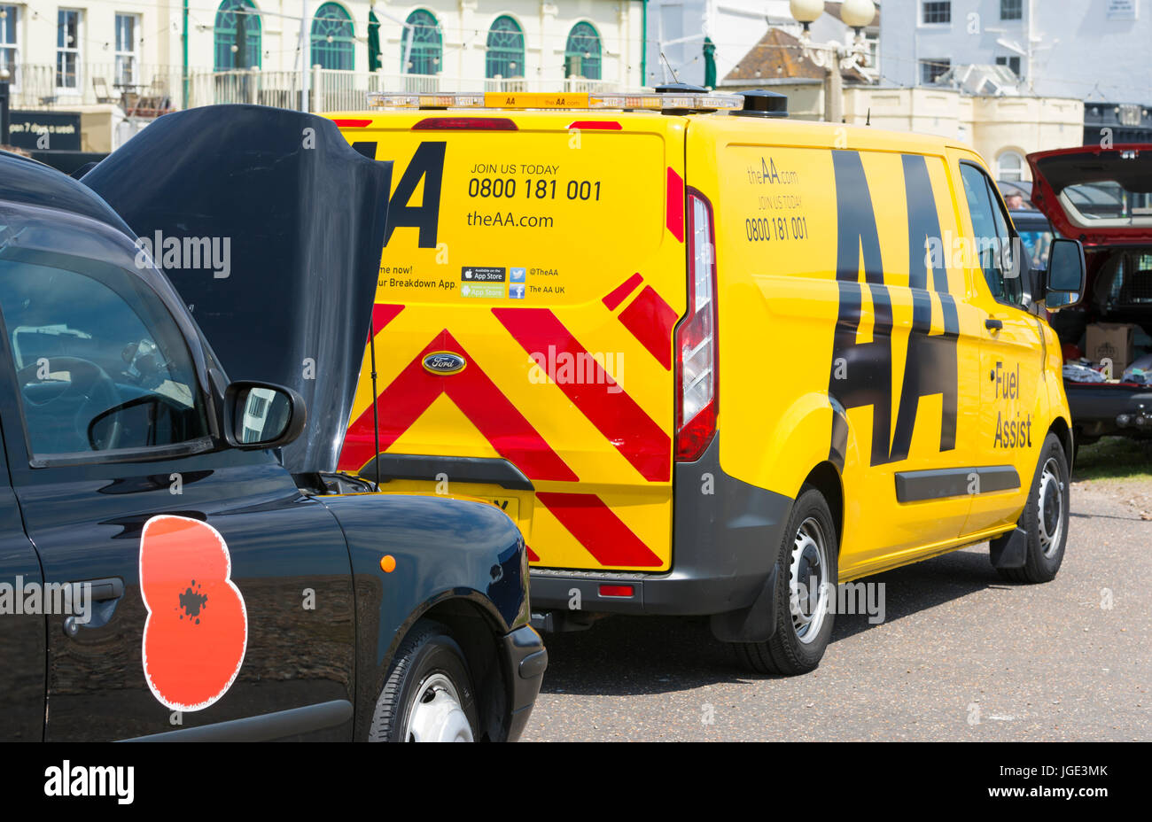 Ventilés London black cab avec bonnet et un AA van sur scène en Angleterre, Royaume-Uni. Banque D'Images