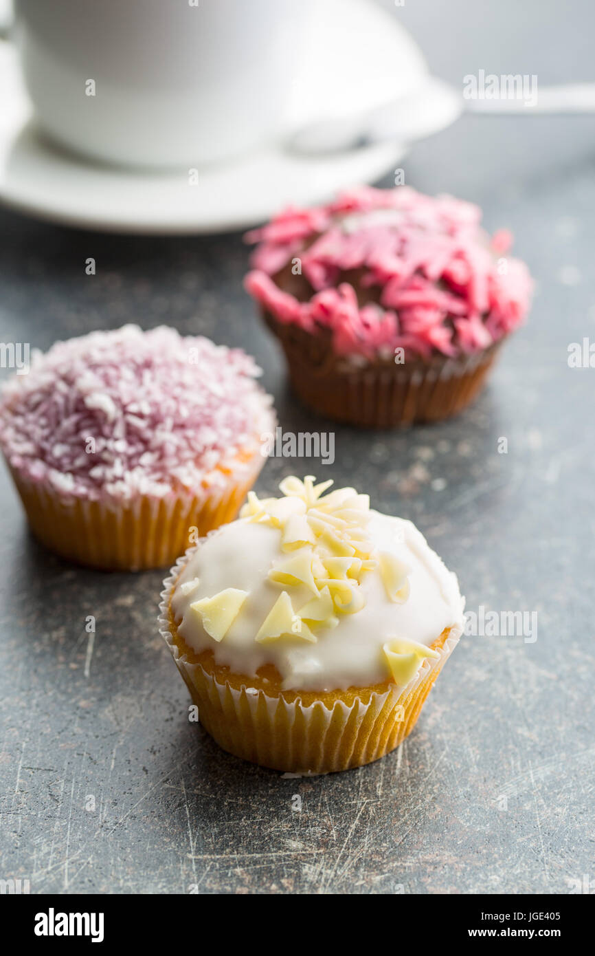 Sweet cupcakes savoureux sur la table de cuisine. Banque D'Images