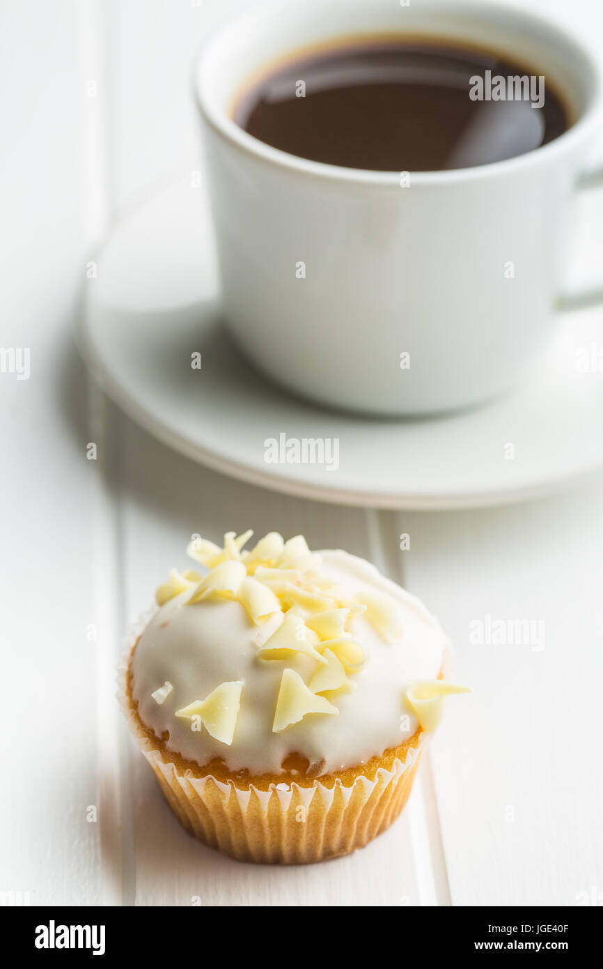 Tasse à café et petits gâteaux savoureux sur la table de cuisine. Banque D'Images