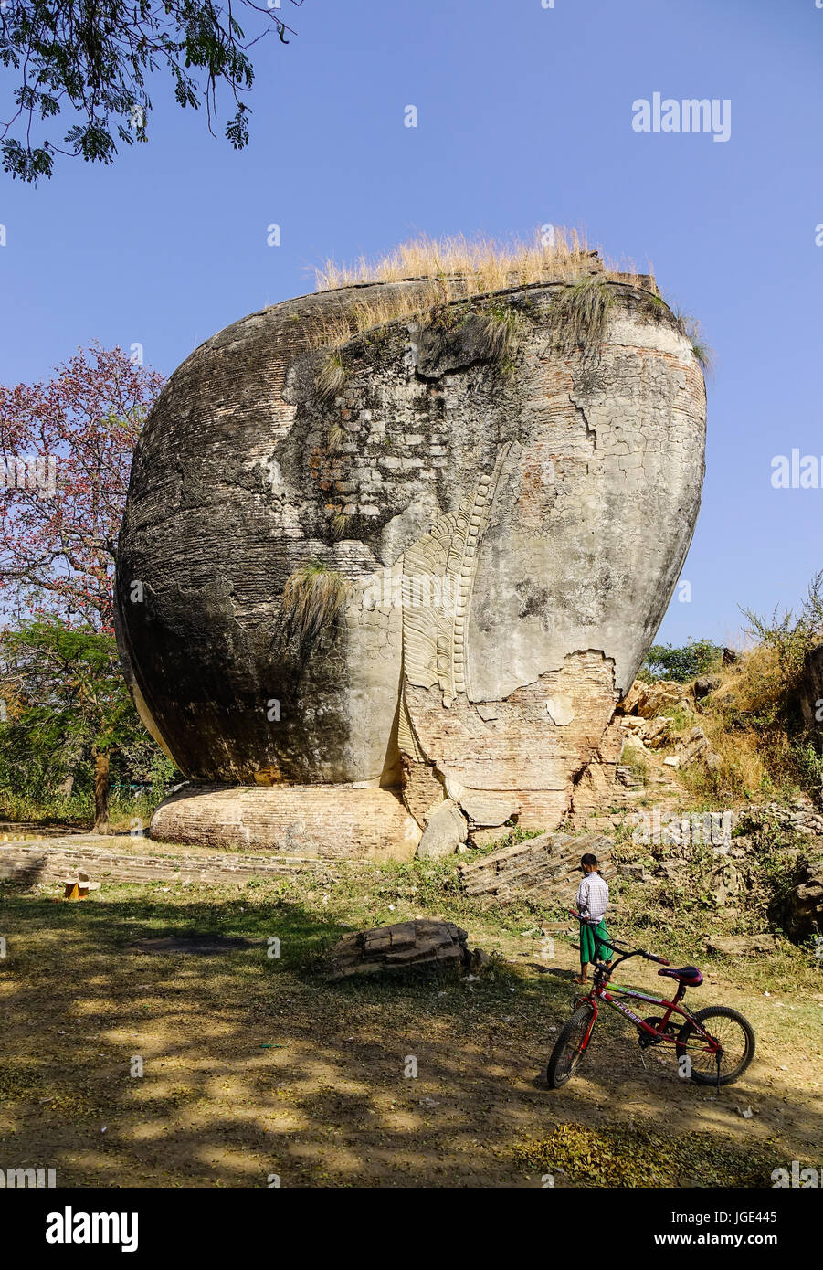 Mandalay, Myanmar - Feb 10, 2017. Ruine de guardian statue en face de la pagode de Mingun Pahtodawgyi à Mandalay, Myanmar. La pagode est l'une des célèbres Banque D'Images