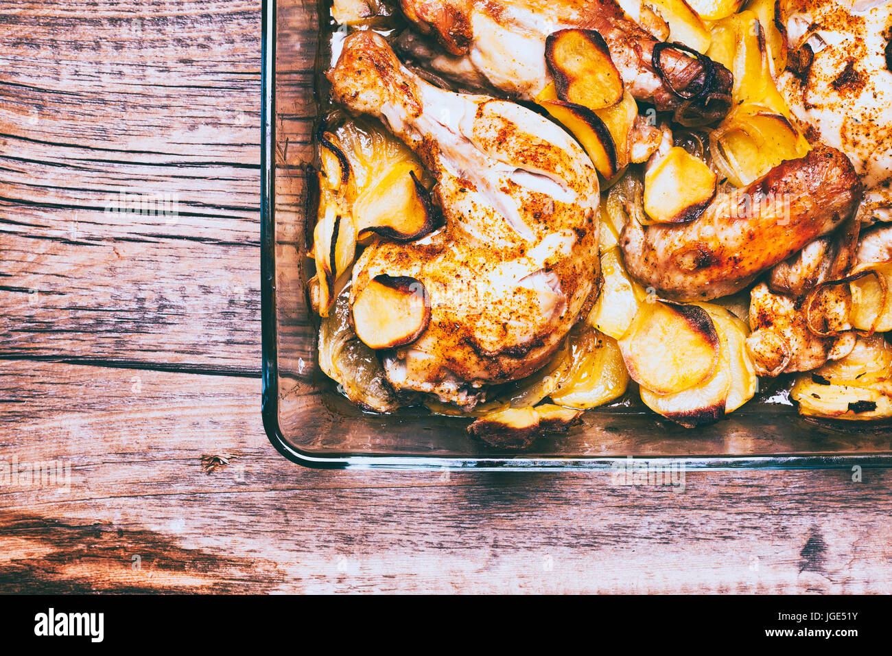 Coin de et de pommes de terre dans le plat de cuisson casserole de poulet Banque D'Images