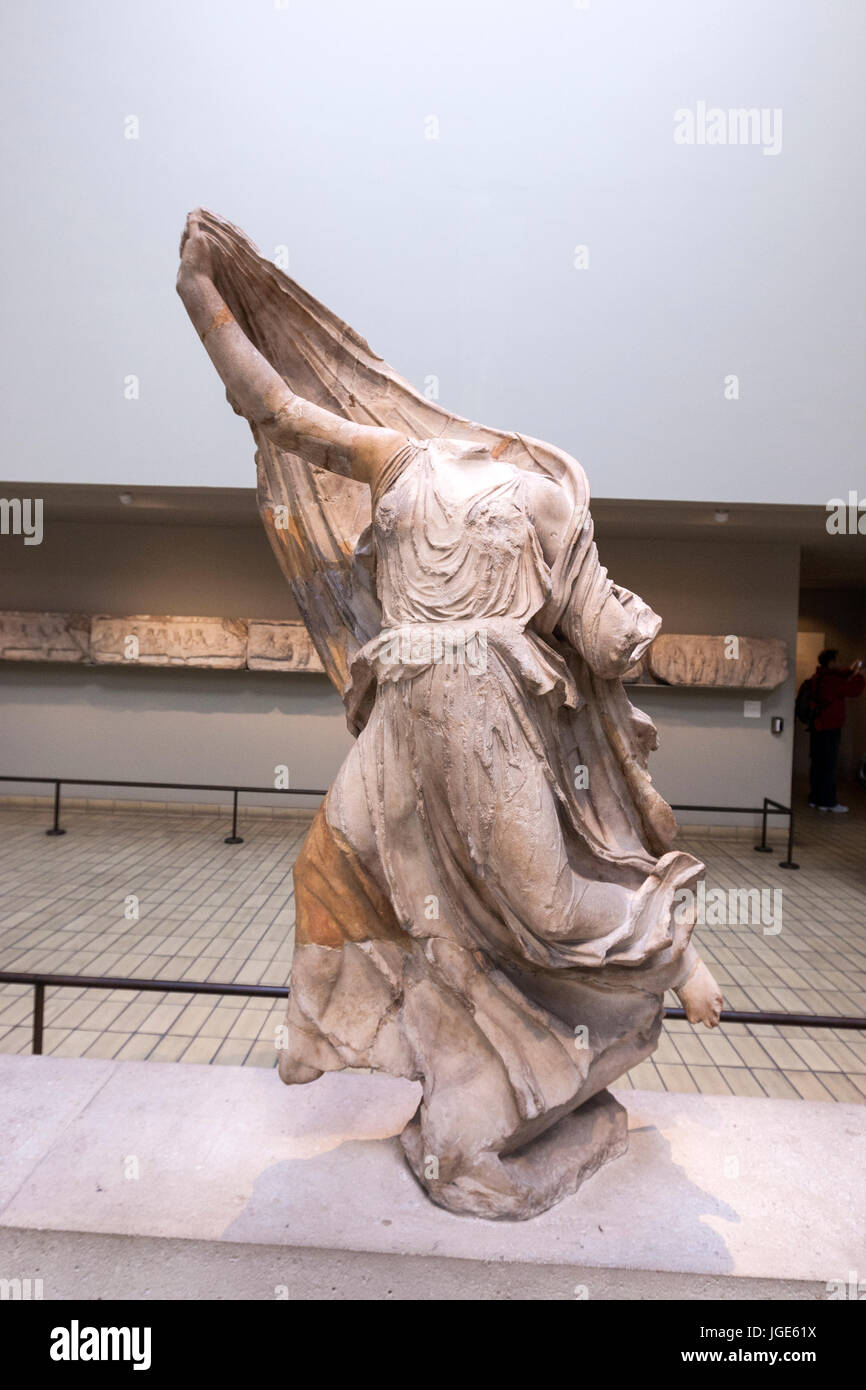 Trois de Nereids la Néréide monument Xanthos. La Turquie. Le British Museum, Great Russell Street, London, England, UK Banque D'Images