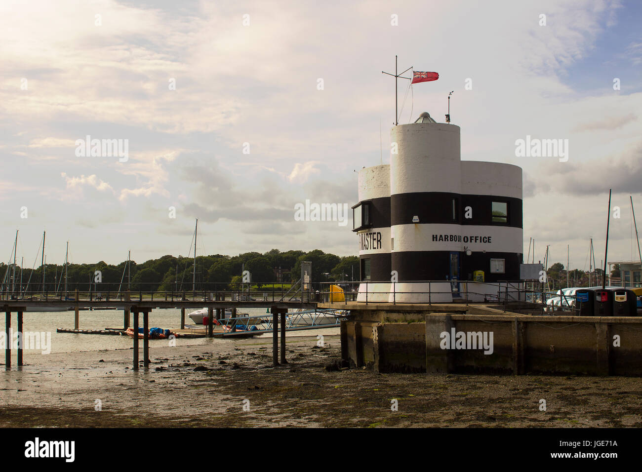 Les capitaines du port office donnant sur le port de plaisance et la rivière Hamble à Warsash dans le Hampshire, sur la côte sud de l'Angleterre Banque D'Images