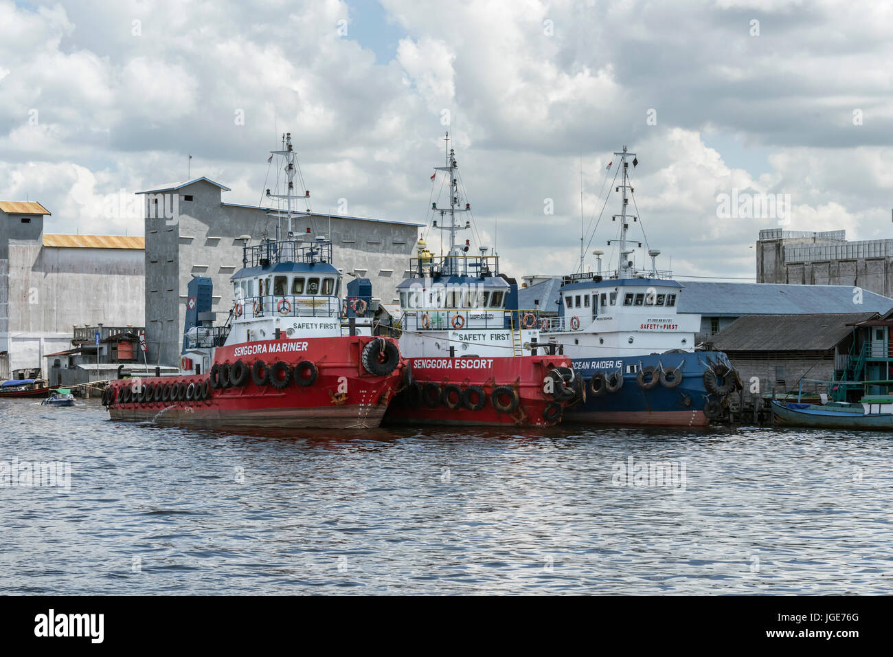 Remorqueurs et blanc-nest swiftlet hôtels (Aerodramus fuciphagus) à Kumai village, province de Kalimantan, l'île de Bornéo Banque D'Images