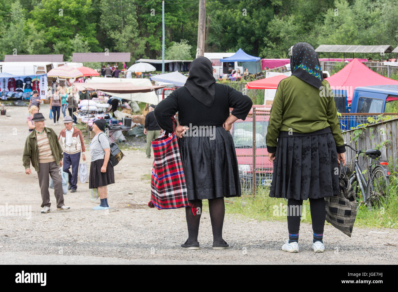 Deux femmes dans un marché en plein air en milieu rural dans la région de Maramures, Roumanie Banque D'Images