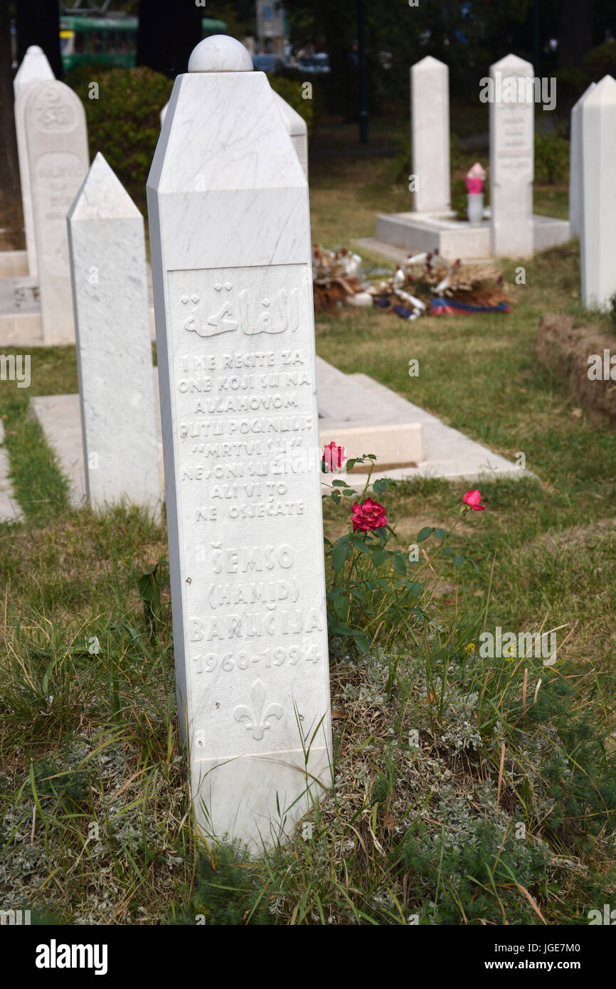 Pierres tombales blanches pour les martyrs tués pendant le siège de Sarajevo remplissez le ali pachas cimetière dans le quartier de la vieille ville. Banque D'Images