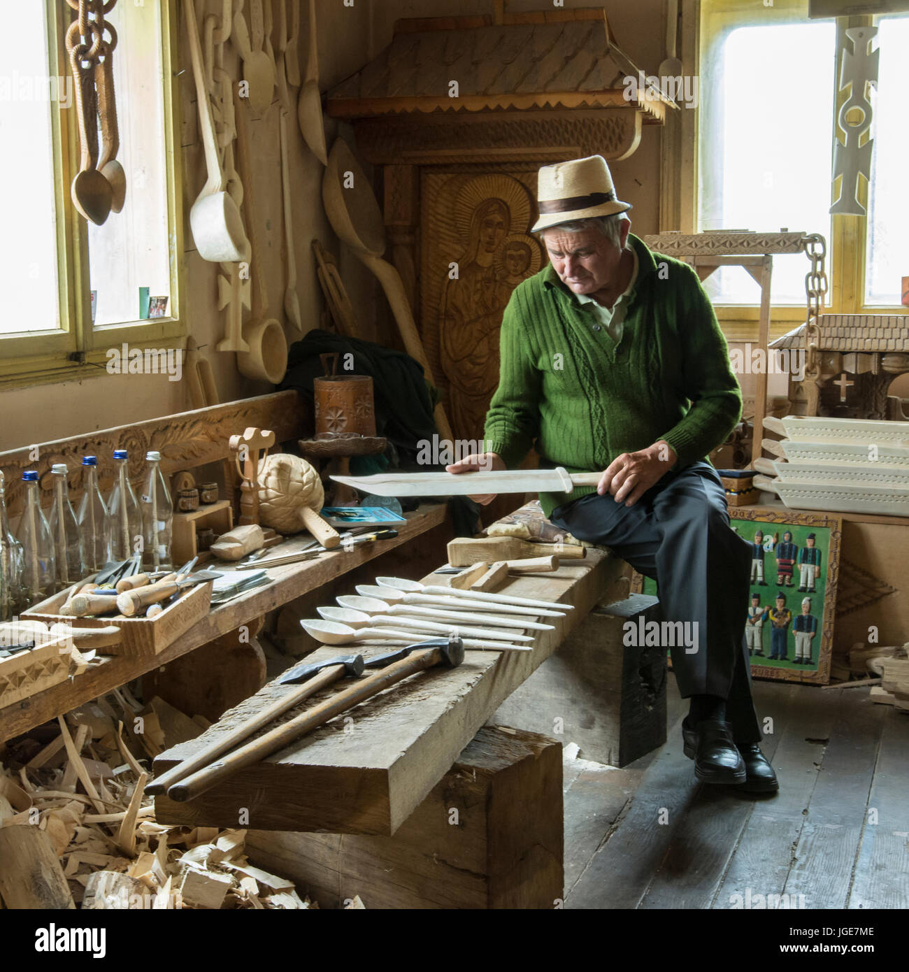 Un travailleur du bois dans le laboratoire pour la production d'objet en bois traditionnel à Barsana, région de Maramures, Roumanie Banque D'Images