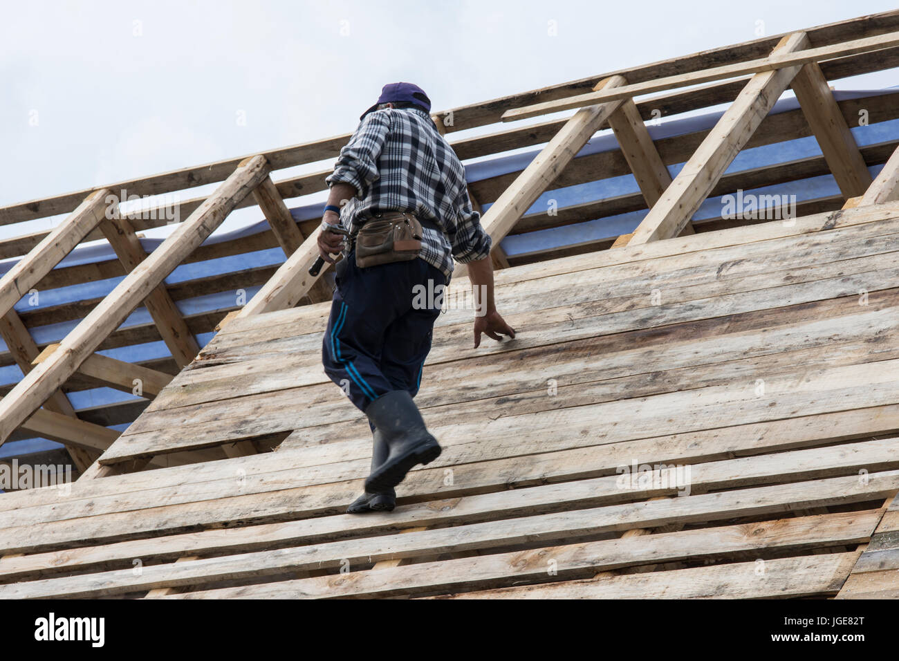 Un homme travaille sur la construction d'un pavillon en bois dans la région de Maramures, Roumanie Banque D'Images