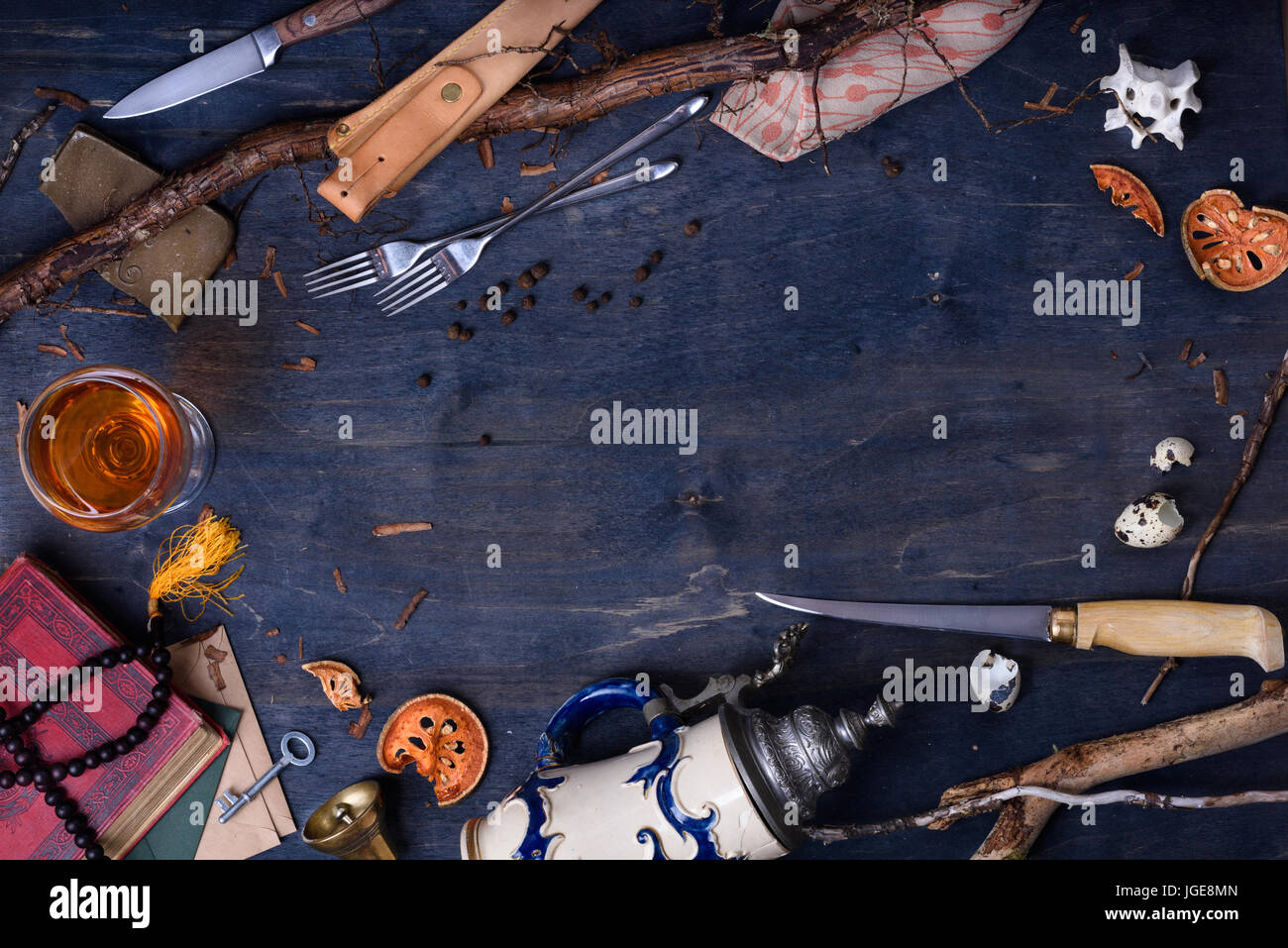 Table de cuisine avec des ingrédients de cuisine, restaurant menu frame background. Style de chasse. Vue de dessus, copiez l'espace. Banque D'Images