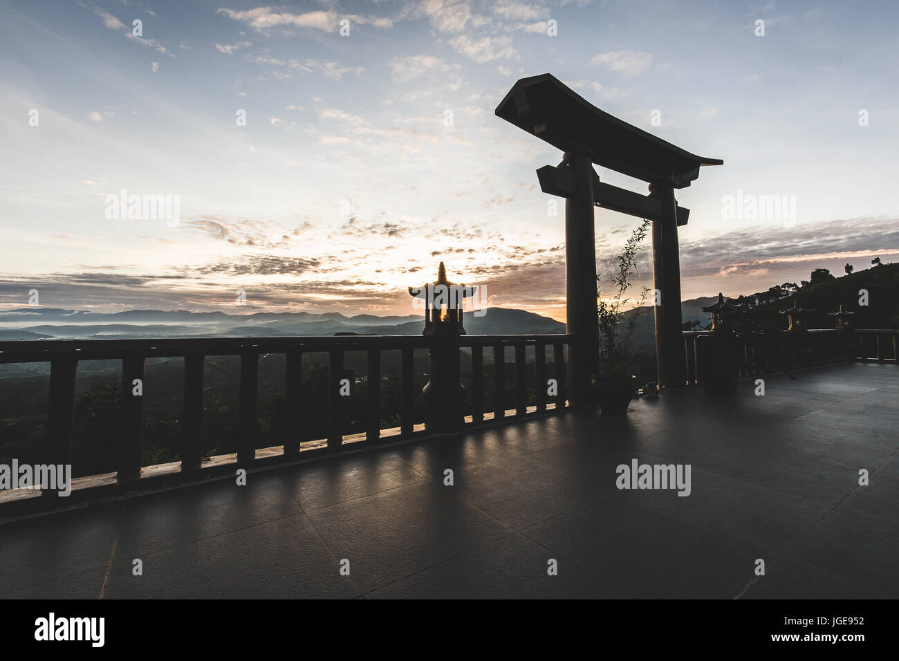 Linh Quy Phap une pagode - gate - Silhouettes - Bao Loc - Bao Lam - Da Lat - Lam Dong - Viet Nam Banque D'Images