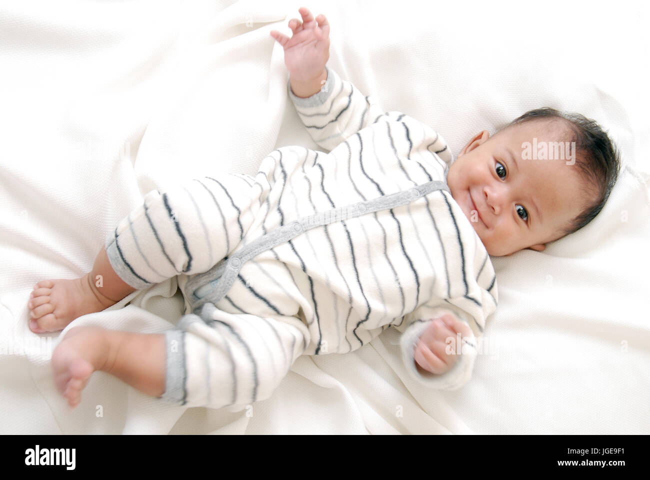 Mignon petit bébé, avec fond blanc, jouer Banque D'Images