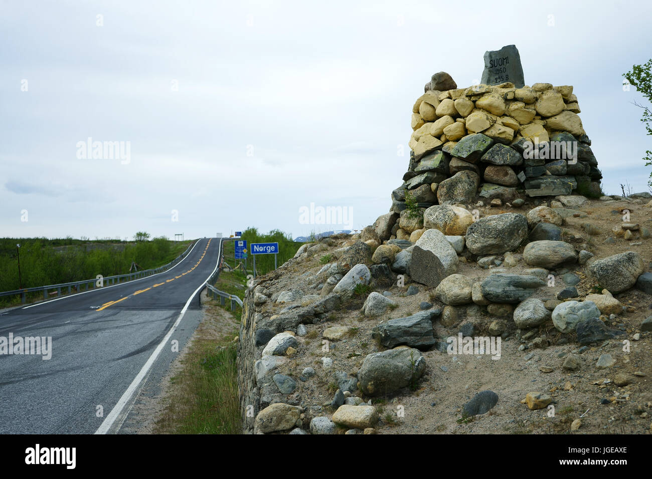 Marqueur de la frontière entre la Norvège et la Finlande au col Skiboten Valtakunnanraja, ville, au-dessus de la Finlande, de Kilpisjärvi Banque D'Images