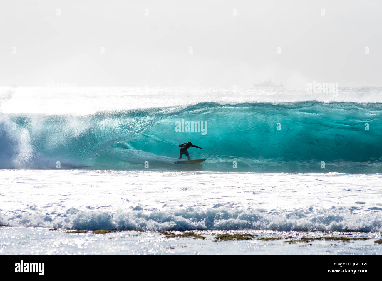 7 juin 2017 ; Point de désert, Lombok, Indonésie. ; les surfeurs du monde entier profiter de la houle des vagues extrêmes du tube à ce monde à distance surf classe s Banque D'Images