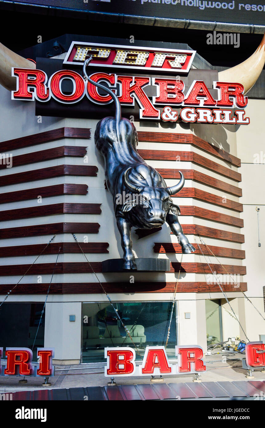 Las Vegas, USA - 7 mai 2014 : Rockbar grill bar et restaurant extérieur avec Bull dans le Nevada Banque D'Images