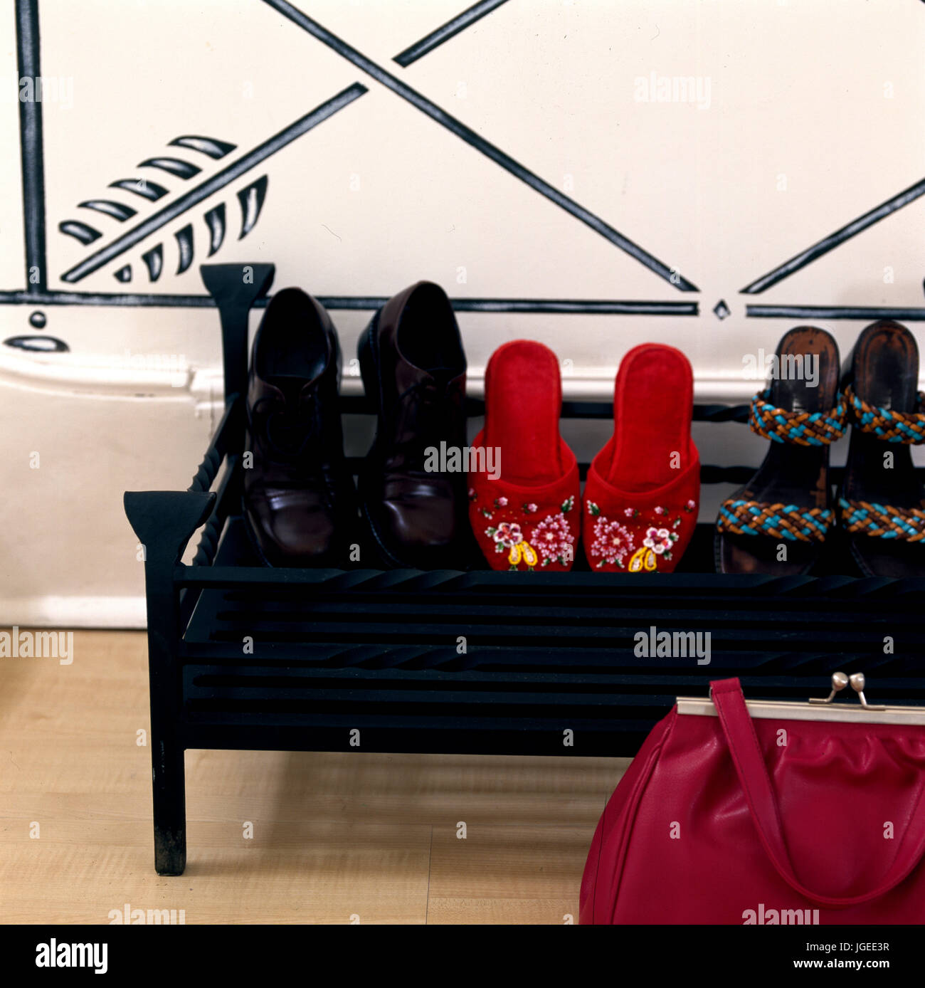 Chaussures noires avec chaussures dames et de sacs à main contre le mur au pochoir Banque D'Images