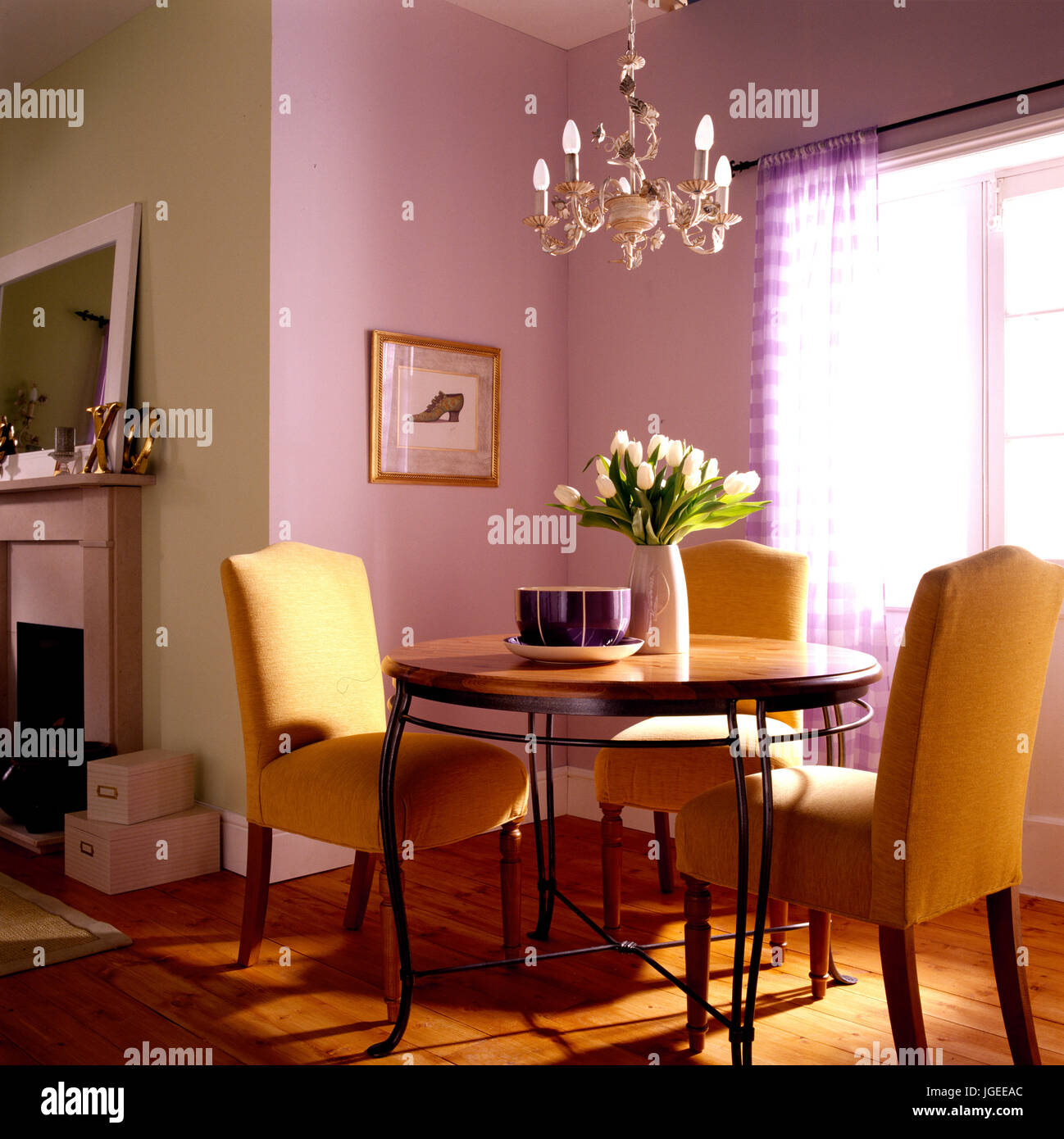 Salle à manger avec table et chaise design chaises jaune Banque D'Images