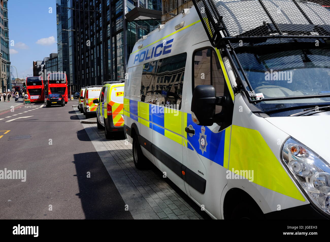 Les véhicules de la police britannique des Transports à Liverpool Street, Londres en raison de la menace du terrorisme pour le métro de Londres et les réseaux ferroviaires Banque D'Images