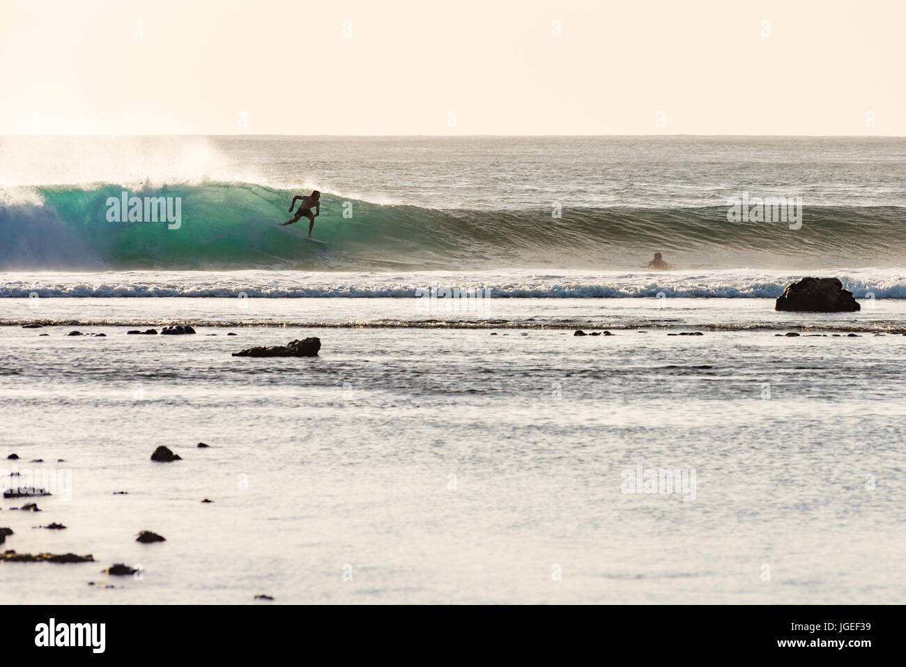 7 juin 2017 ; Point de désert, Lombok, Indonésie. ; les surfeurs du monde entier profiter de la houle des vagues extrêmes du tube à ce monde à distance surf classe s Banque D'Images