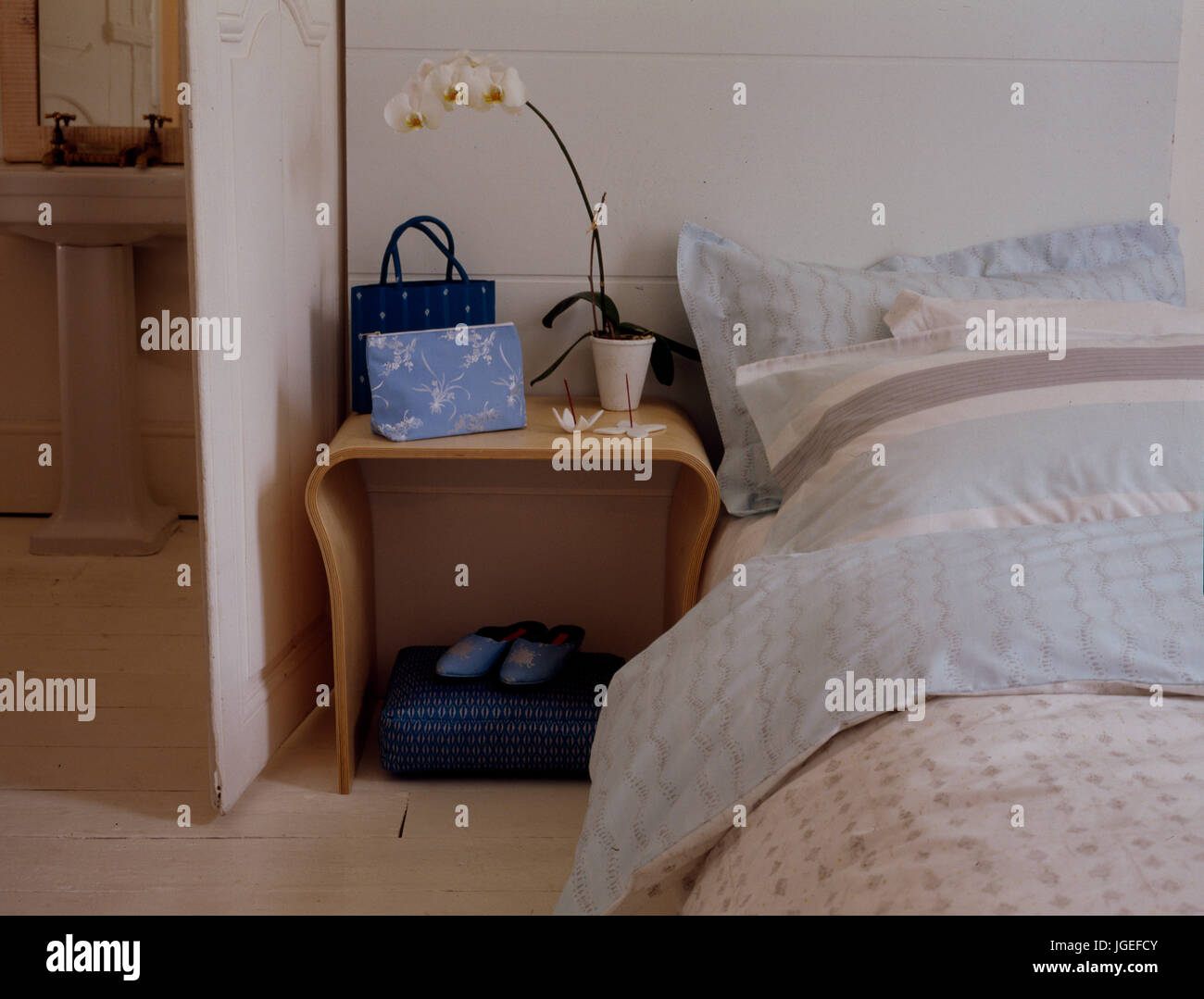 Chambre à coucher moderne avec des couvre-lits de couleur pastel Banque D'Images