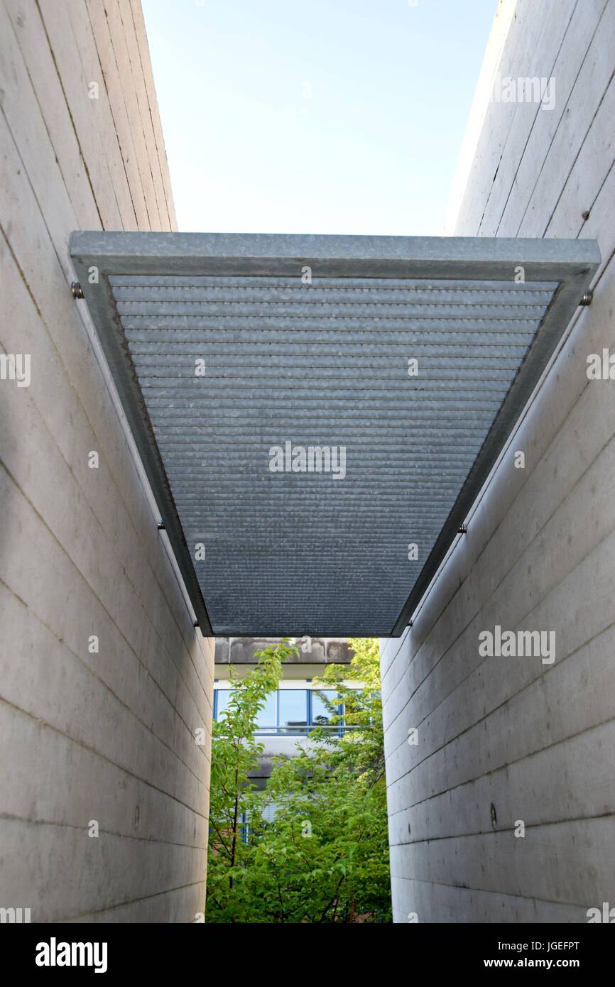 Betonwände mit Metall, mur de béton avec du métal, Brutalismus Banque D'Images