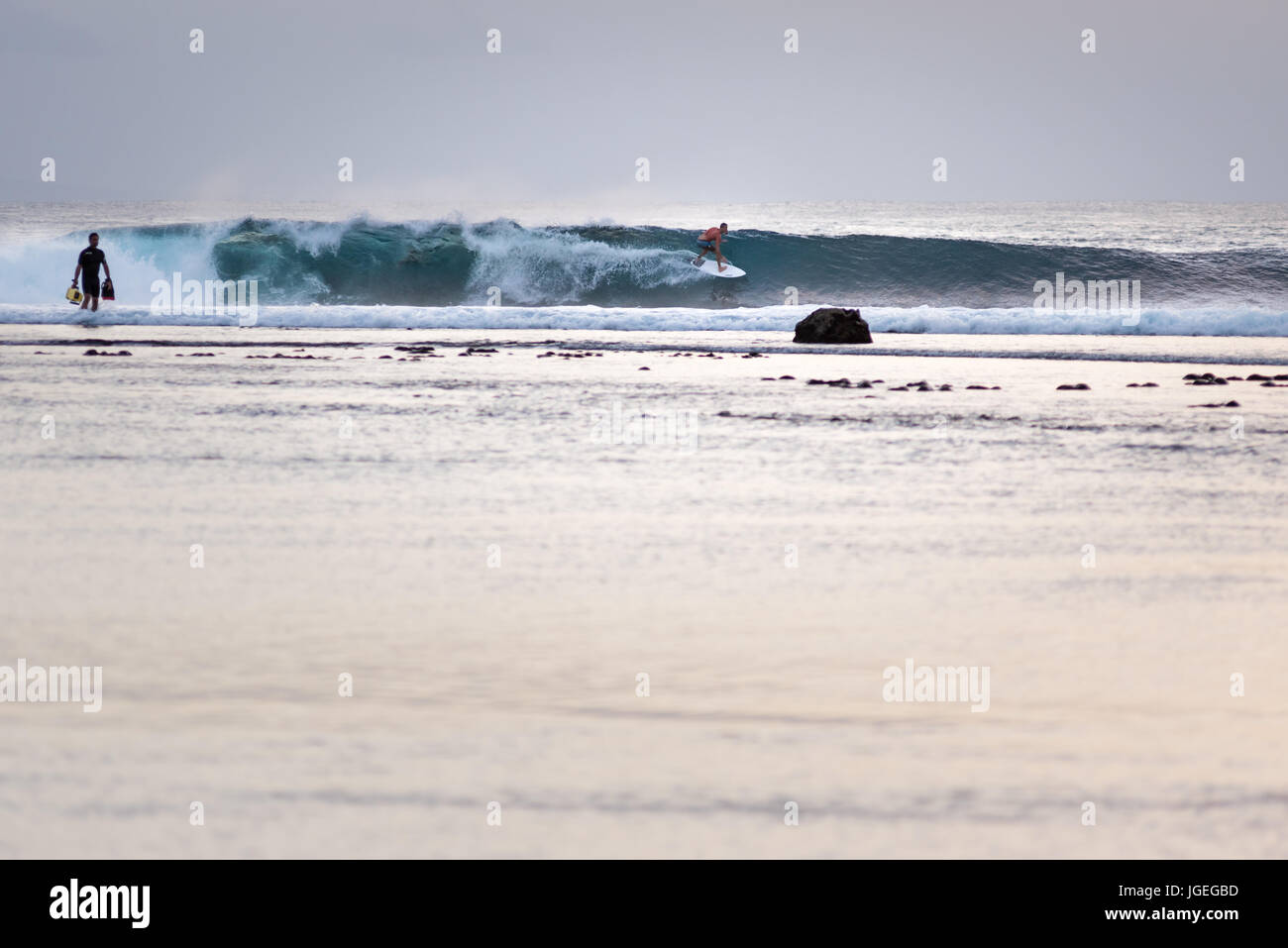 7 juin 2017 ; Point de désert, Lombok, Indonésie. ; les surfeurs du monde entier profiter de la houle des vagues extrêmes du tube à ce monde à distance surf classe s Banque D'Images