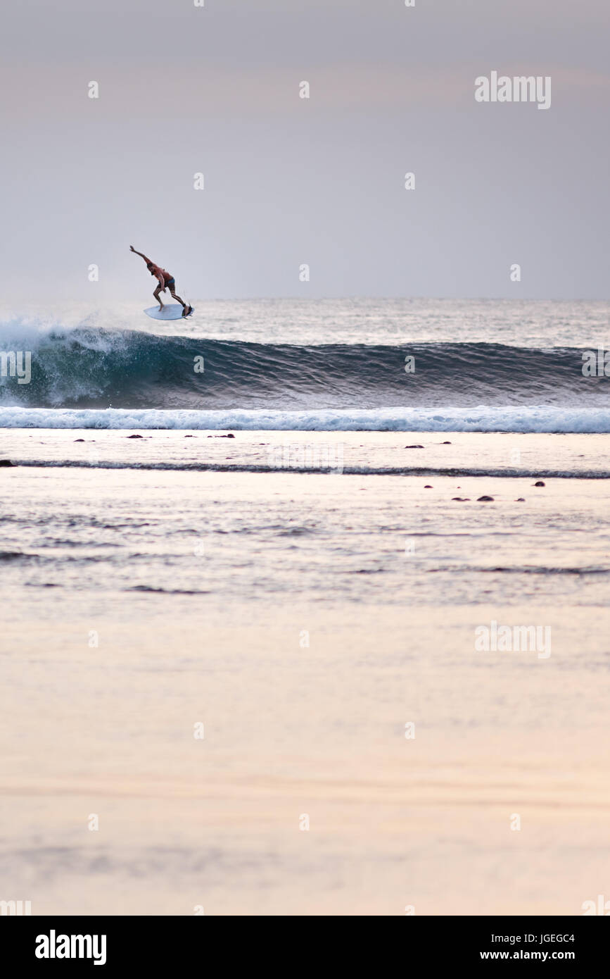 7 juin 2017 ; point de désert, Lombok, Indonésie. ; les surfeurs du monde entier profiter de la houle des vagues extrêmes du tube à ce monde à distance surf classe s Banque D'Images