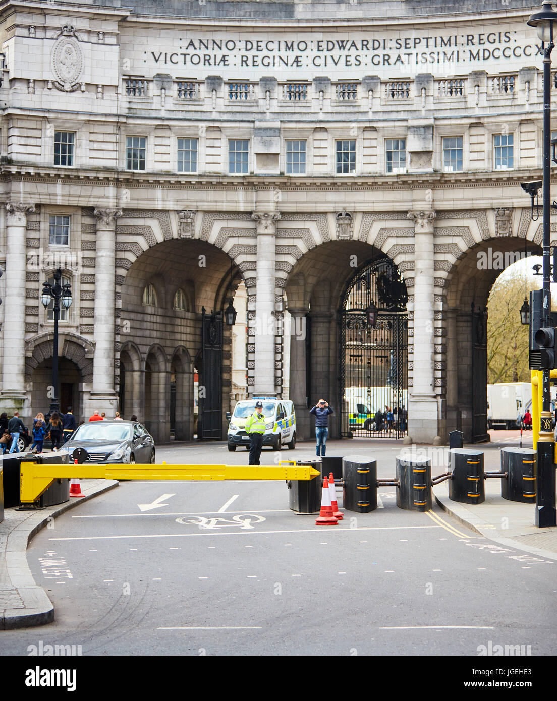 Barrières de sécurité routière et à l'Admiralty Arch sur Trafalgar Square à Londres installé à la suite d'un certain nombre d'attentats terroristes impliquant des véhicules Banque D'Images