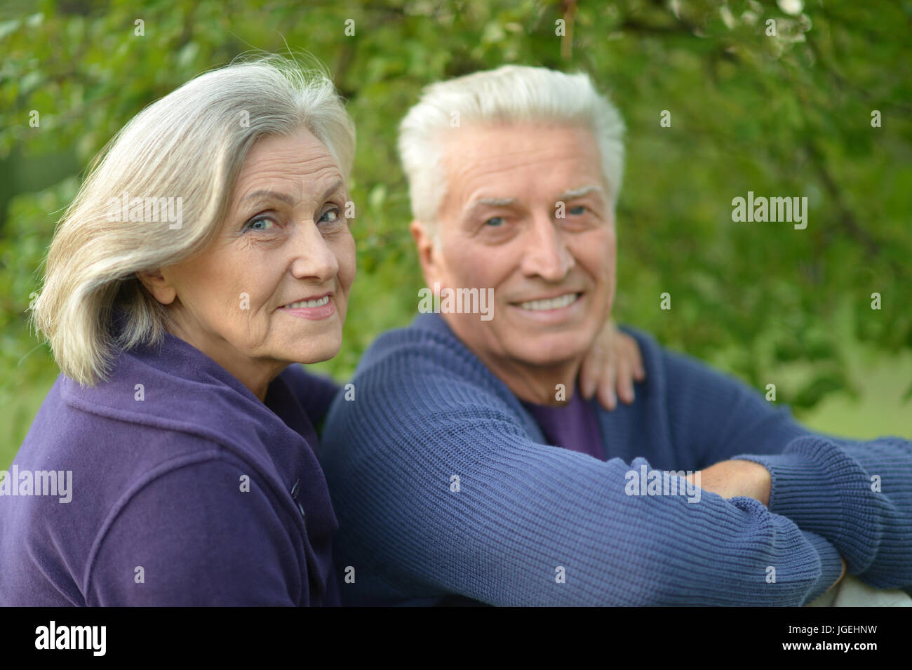 Senior couple hugging Banque D'Images