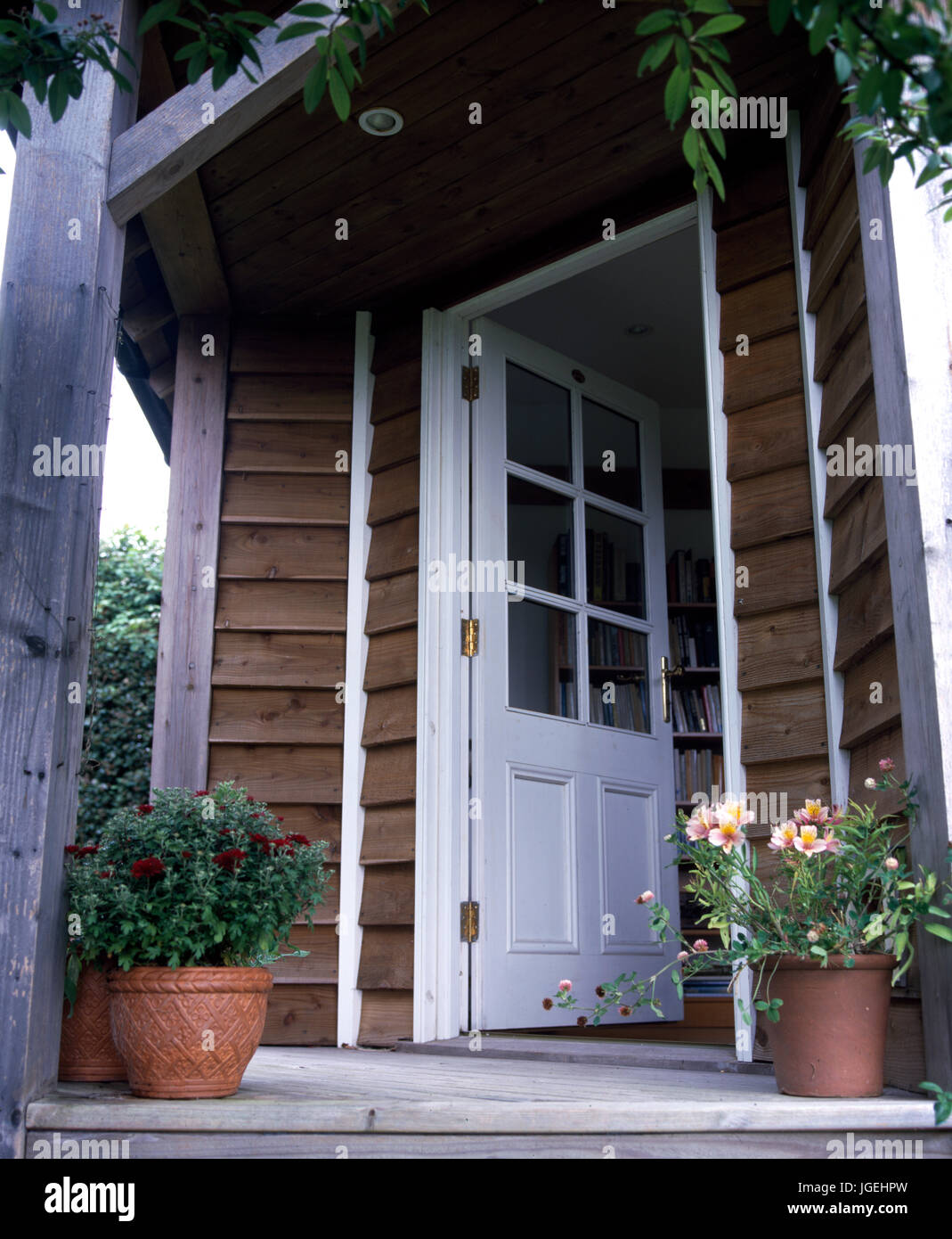 Maison d'été ooden avec porte ouverte Photo Stock - Alamy