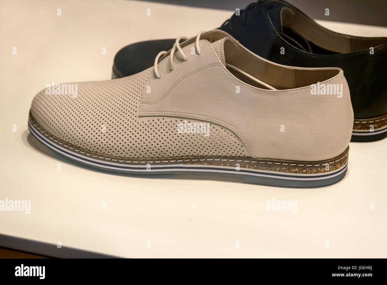 Dans la vitrine à la vente comprend des chaussures d'hommes de couleurs différentes, mais même modèle. Banque D'Images