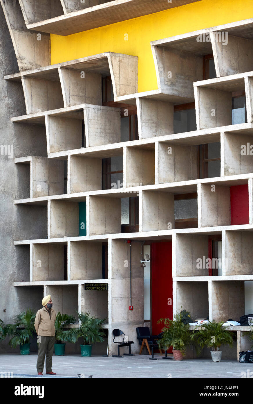 Garde sikh à entrée latérale. Le Palais de Justice, Chandigarh, Inde. Architecte : Le Corbusier, 1955. Banque D'Images