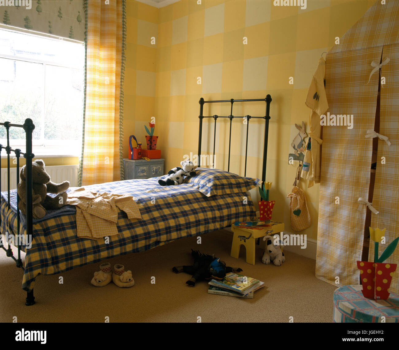 Chambre d'enfant avec mur à carreaux et couvre-lits Banque D'Images