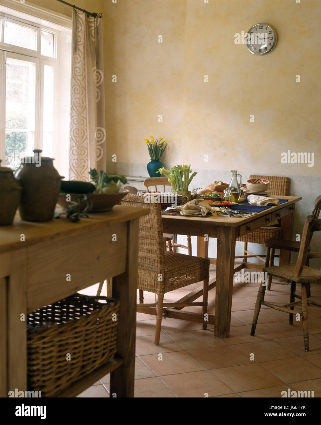 Cuisine moderne, salle à manger avec bloc de boucher Banque D'Images