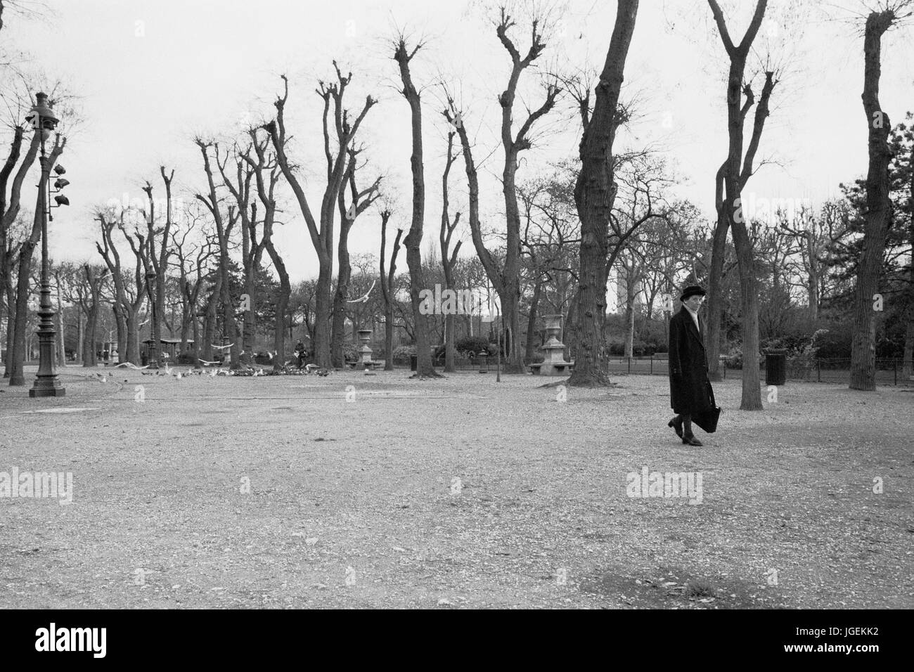 PARIS FRANCE- HIVER AU CHAMP DE MARS 1992- FILM ARGENT - PHOTO DE RUE LEICA © FRÉDÉRIC BEAUMONT Banque D'Images