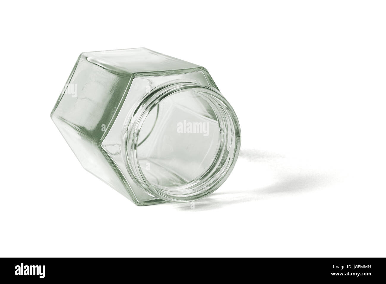 Emoty Forme hexagonale contenant de verre allongé sur fond blanc Banque D'Images