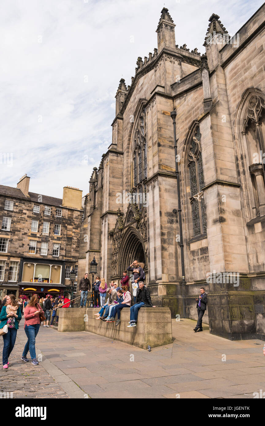 Edinburgh, Scotland, UK - 5 août 2016 : Les membres du public à l'extérieur de la cathédrale St Giles sur le Royal Mile d'Édimbourg, en Écosse. Banque D'Images