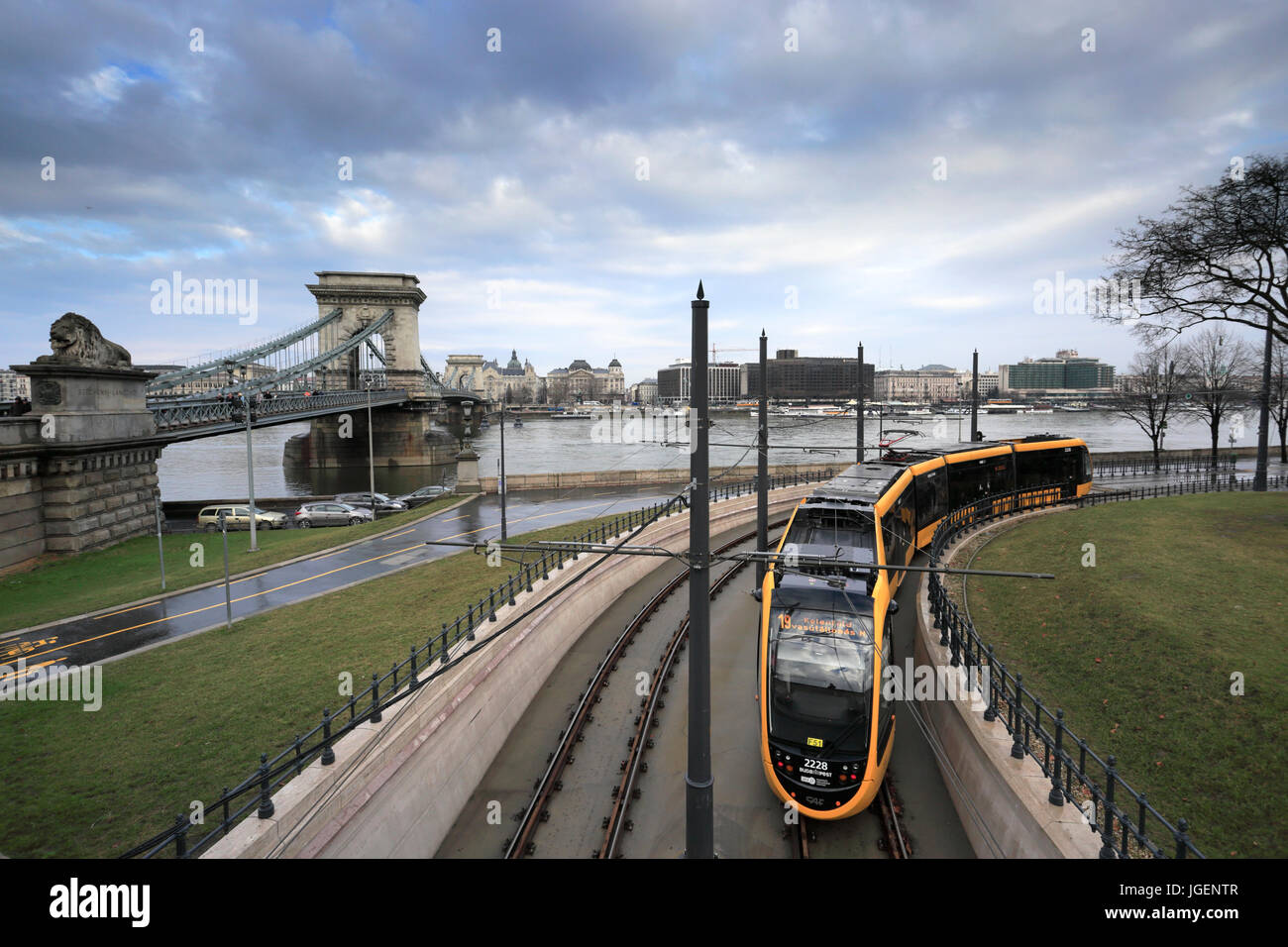 Tramway, pont des chaînes publiques, Danube, Budapest, Hongrie ville. Banque D'Images