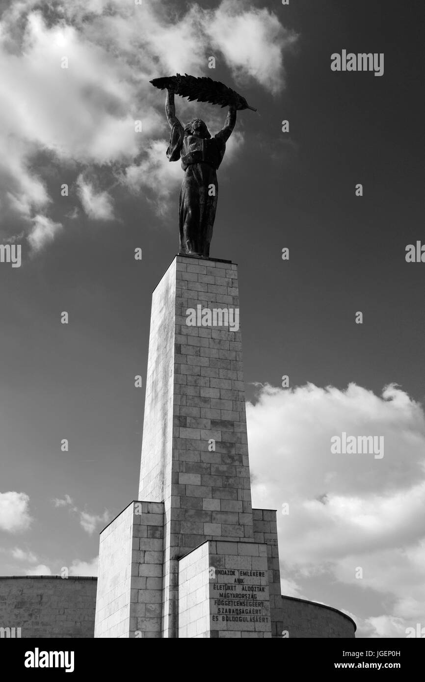 La statue de la liberté, de la colline Gellert, Budapest, Hongrie ville Banque D'Images