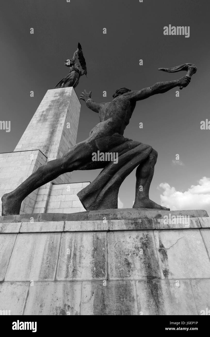 La statue de la liberté, de la colline Gellert, Budapest, Hongrie ville Banque D'Images