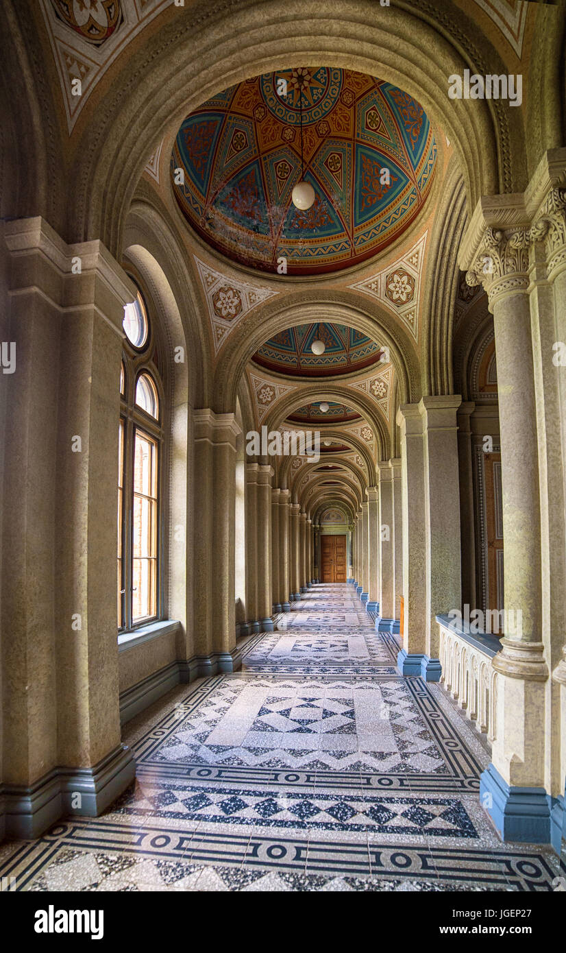 En intérieur de campus de l'Université de Tchernivtsi couloir avec arch, vue en perspective. Monument de l'UNESCO en Ukraine Banque D'Images