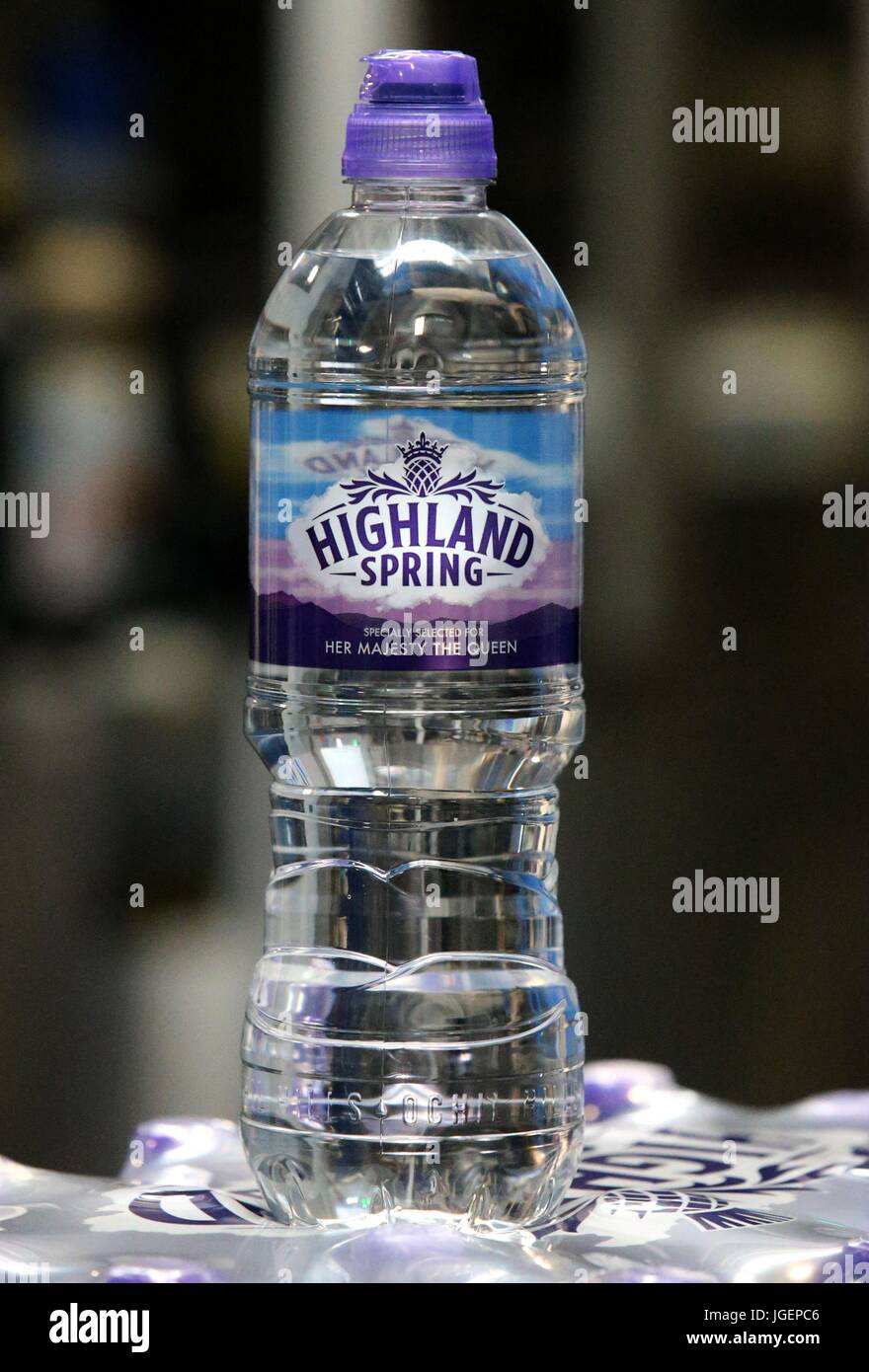 Une bouteille de Highland ressort avec la reine Elizabeth II, nom pour commémorer sa visite au nouveau bâtiment de l'usine de Highland Spring Blackford près de Stirling. Banque D'Images