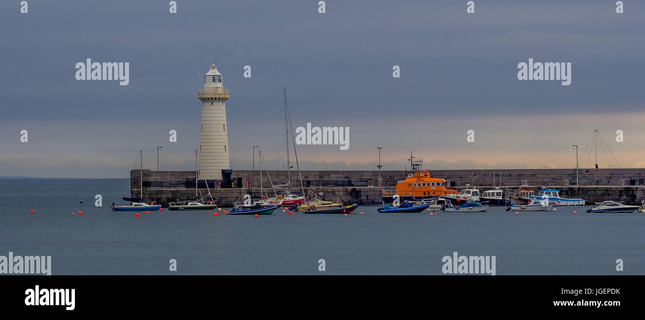 Donaghadee phare et le port. Banque D'Images