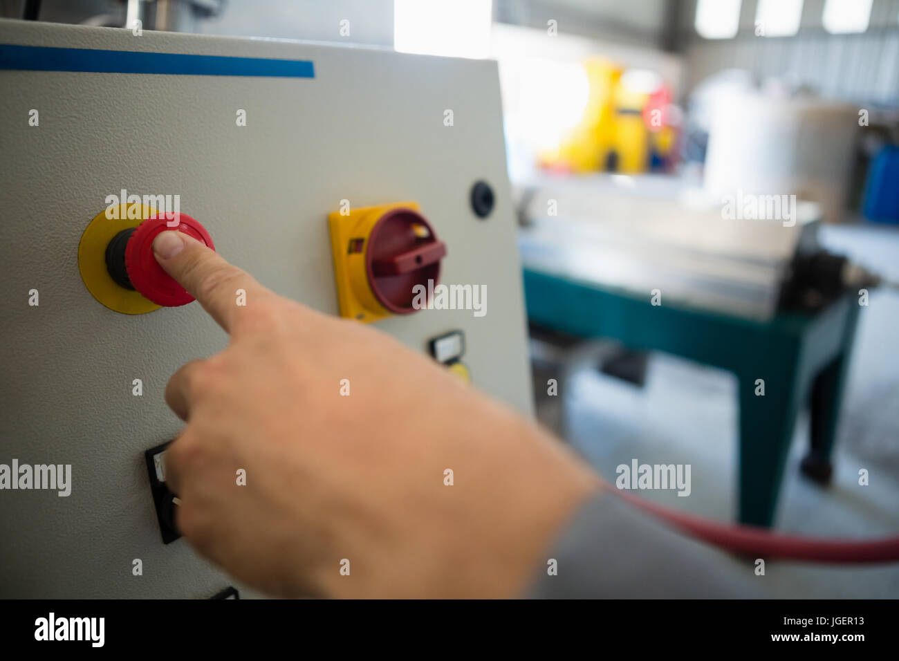 Part en appuyant sur un bouton de commande à l'usine Banque D'Images