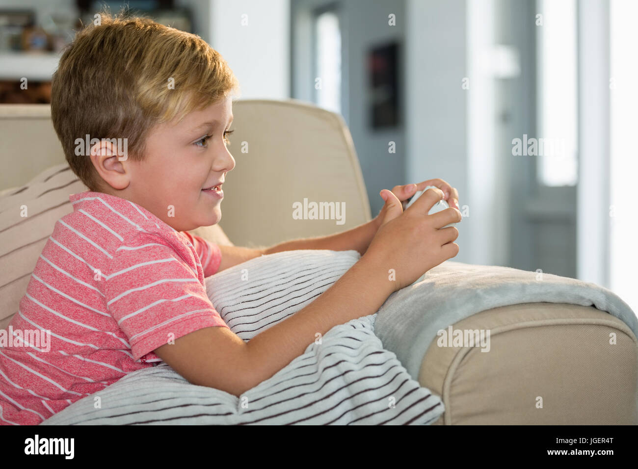 Jeu vidéo dans la salle de séjour à la maison Banque D'Images