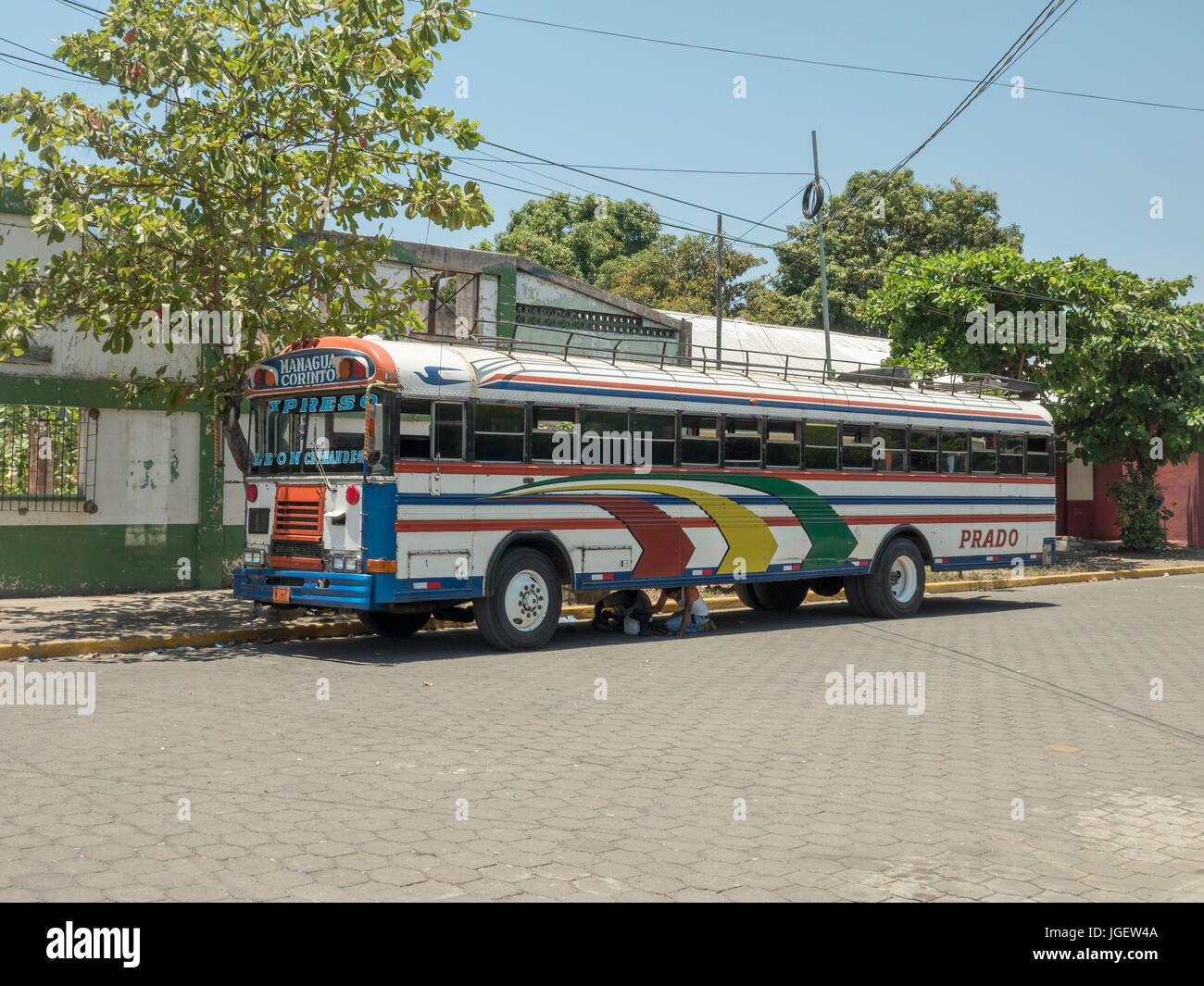 Un vieux bus scolaires de l'Amérique du Nord utilisé comme un autobus interurbain "Chicken Bus" à la capitale du Nicaragua Managua de Corinto, deux hommes l'Repaur Banque D'Images