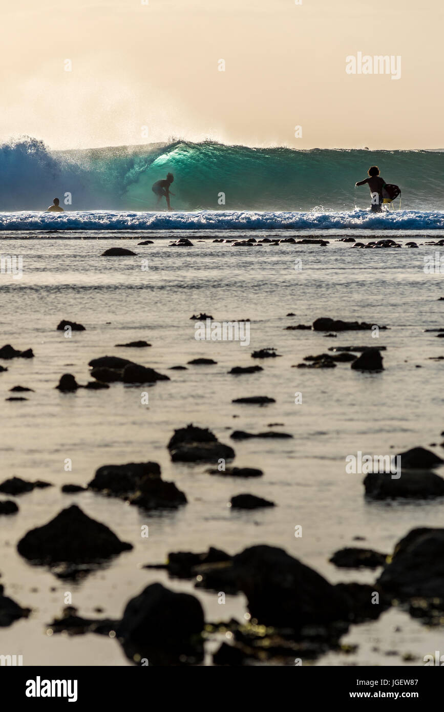 7 juin 2017 ; Point de désert, Lombok, Indonésie. ; les surfeurs du monde entier profiter de la houle des vagues extrêmes du tube à ce monde à distance surf classe s Banque D'Images